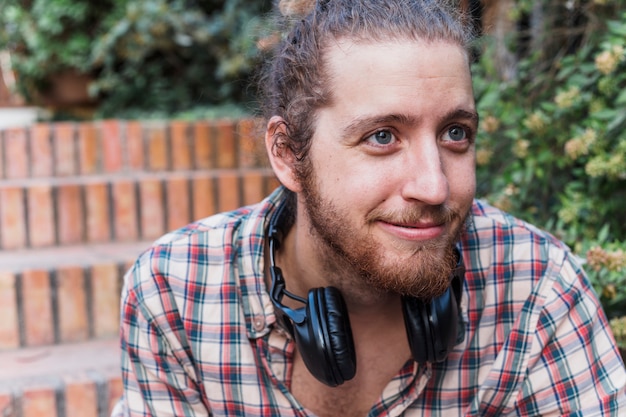 Homme moderne souriant à l&#39;extérieur