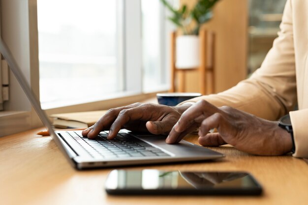 Homme moderne travaillant dans un café