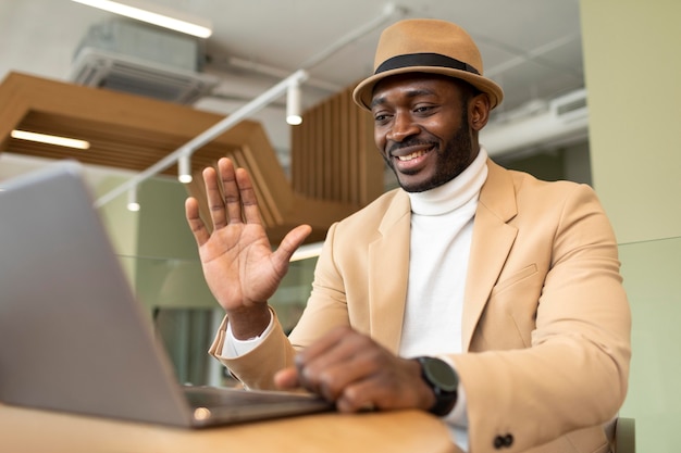 Photo gratuite homme moderne travaillant dans un café