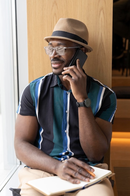 Photo gratuite homme moderne travaillant seul dans un café