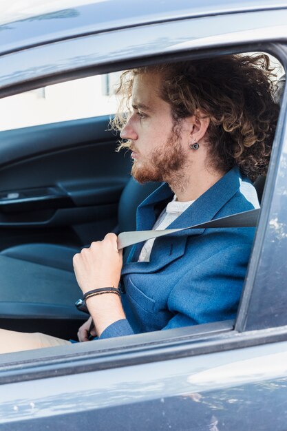 Homme moderne en voiture