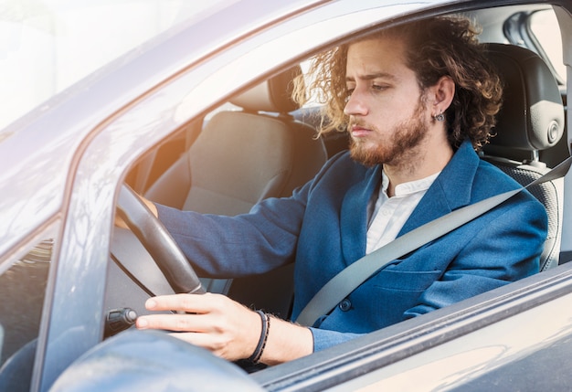 Homme moderne en voiture