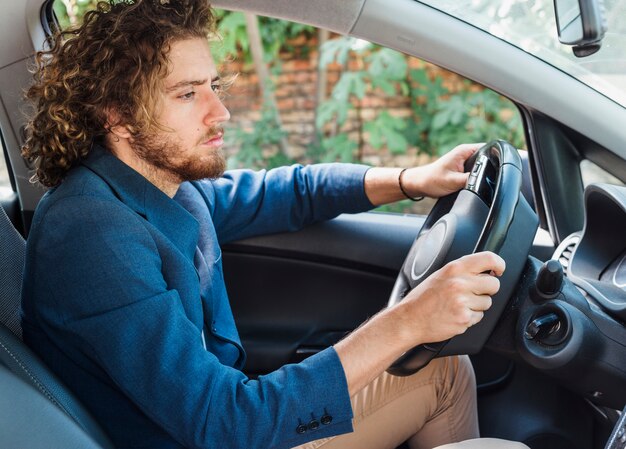 Homme moderne en voiture