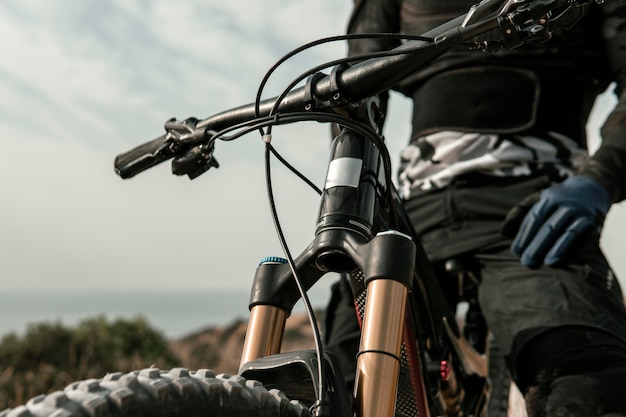 Homme monté sur un gros plan de vélo de montagne