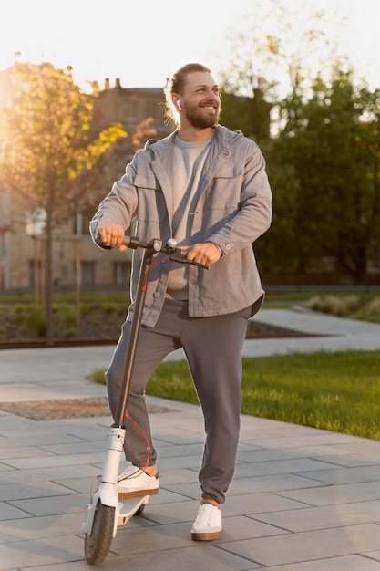 Photo gratuite homme monté sur son scooter pendant la journée