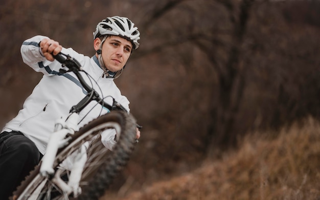 Photo gratuite homme monté sur un vélo avec espace copie