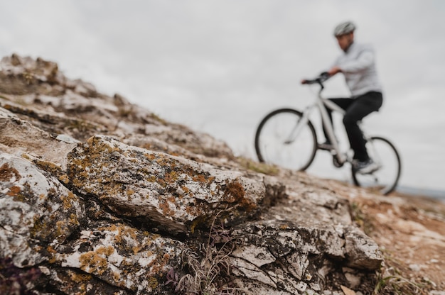 Homme monté sur un vélo de montagne dans l'équipement de sécurité