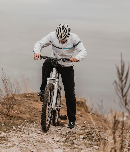 Photo gratuite homme monté sur un vélo de montagne dans un équipement spécial