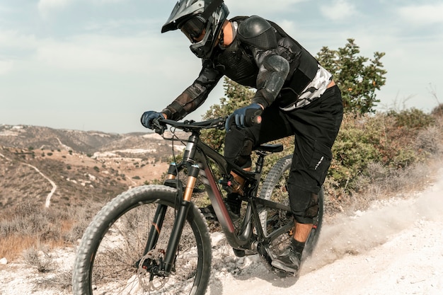 Homme monté sur un vélo de montagne à l'extérieur