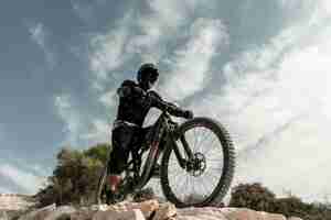 Photo gratuite homme monté sur un vélo de montagne à faible angle