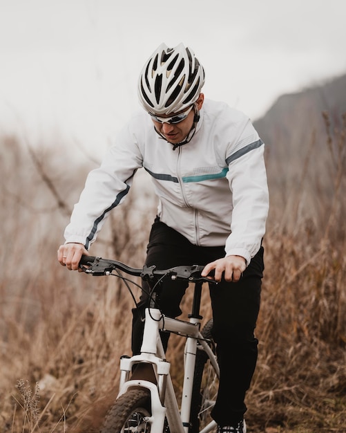 Homme monté sur un vélo de montagne seul