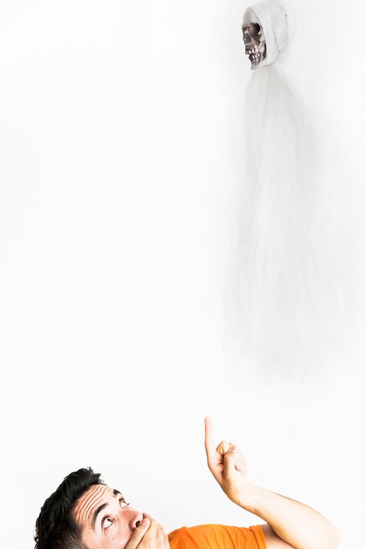 Photo gratuit homme montrant un ange de la mort en costume blanc