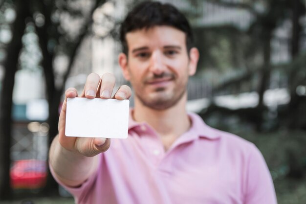 Homme montrant la carte de visite