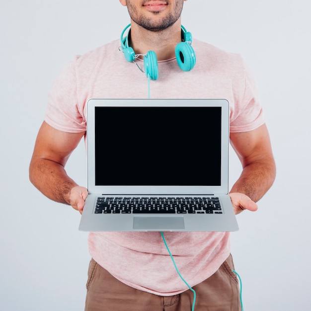 Homme montrant l&#39;écran de l&#39;ordinateur portable