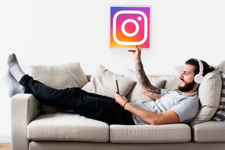 Photo gratuit homme montrant une icône instagram