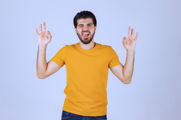 Homme montrant la jouissance et le signe de la main ok.