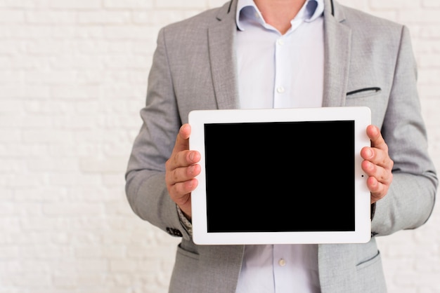 Homme montrant une maquette de tablette