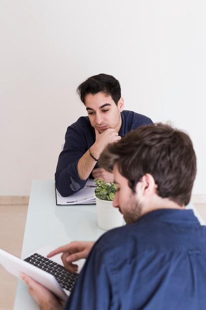 Photo gratuite homme montrant la présentation à un collègue