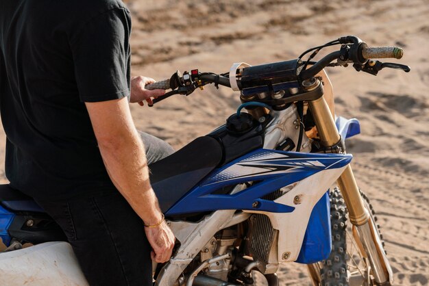 Homme avec moto à hawaï se bouchent