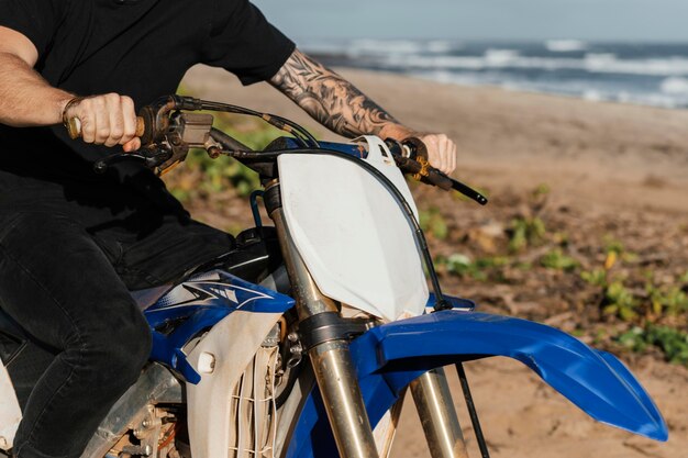 Homme avec moto à hawaï se bouchent