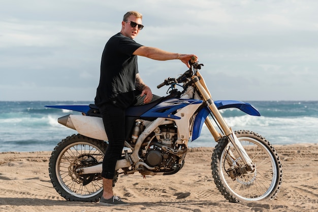 Homme avec moto à hawaii