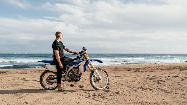 Homme avec moto à hawaii