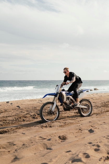 Homme avec moto à hawaii