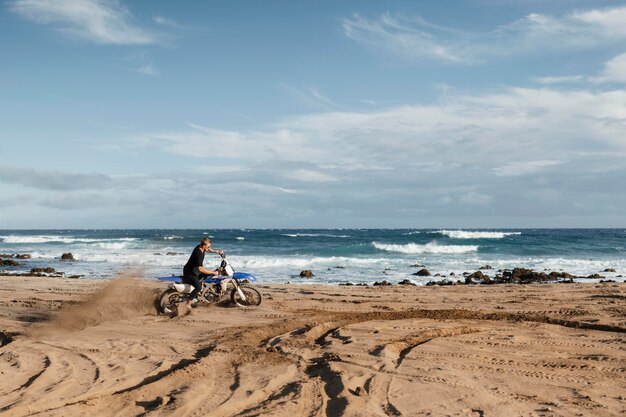 Homme avec moto à hawaii