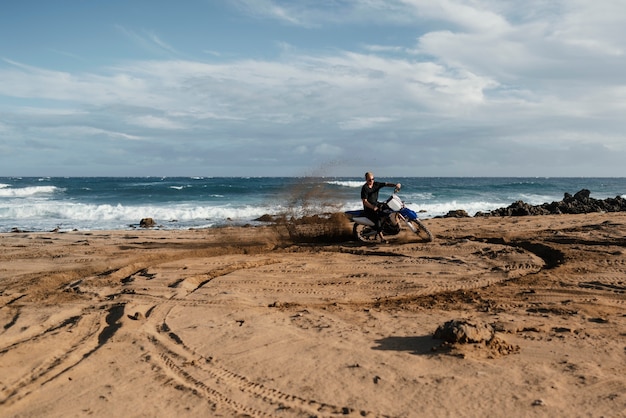 Homme avec moto à hawaii