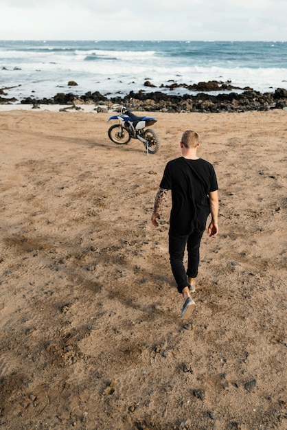 Photo gratuite homme avec moto à hawaii