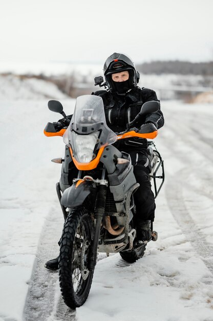 Homme à moto le jour de l'hiver