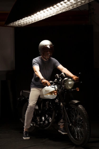 Homme sur une moto de style café racer