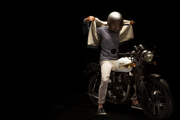 Homme sur une moto de style café racer