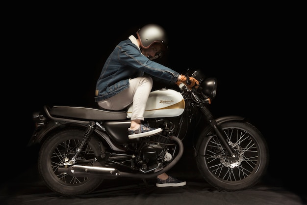 Homme sur une moto de style café racer