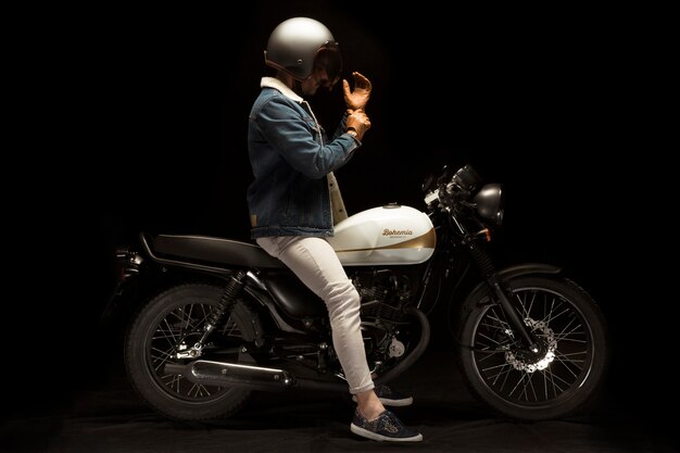 Homme sur une moto de style café racer