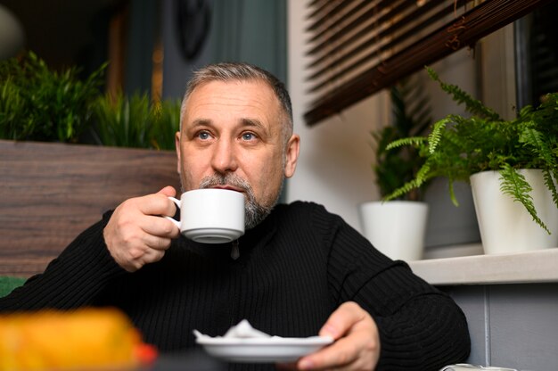 Homme mûr, boire du café