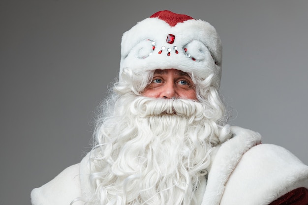 Homme mûr en bonnet de Noel avec barbe grise et moustache