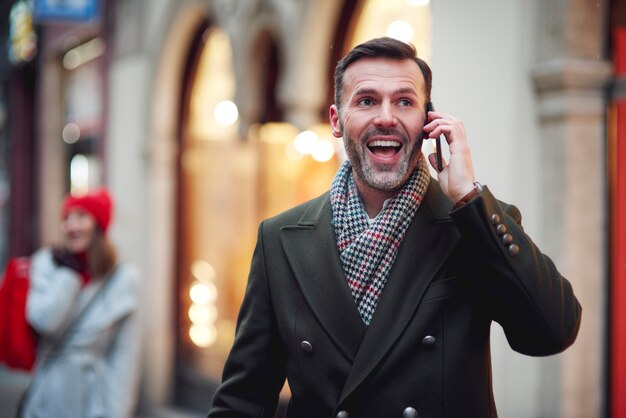 Un homme mûr excité est au téléphone