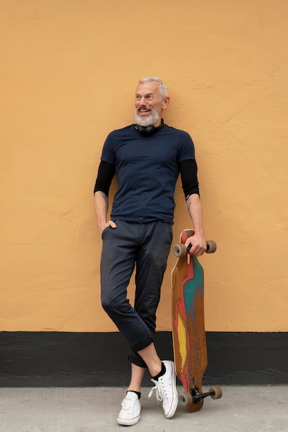 Homme Mûr Avec Planche à Roulettes De Mobilité Durable