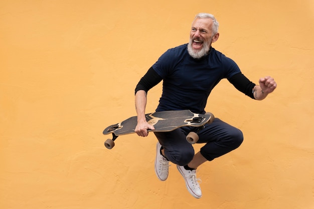 Photo gratuite homme mûr avec planche à roulettes de mobilité durable