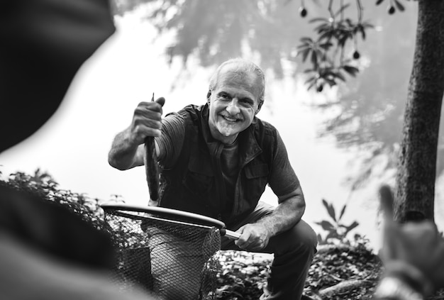 Homme mûr avec un poisson fraîchement pêché