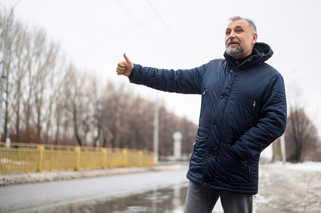 Homme mûr à la recherche d'un tour