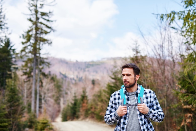 Homme mûr avec sac à dos, profitant de la vue