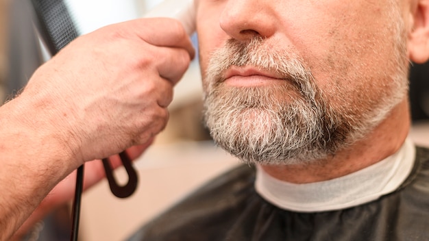 Photo gratuite homme mûr, à, les, salon barbier, gros plan