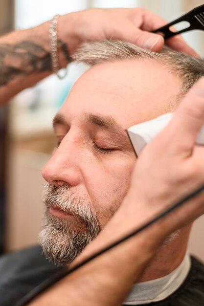 Homme mûr se faire couper les cheveux au salon