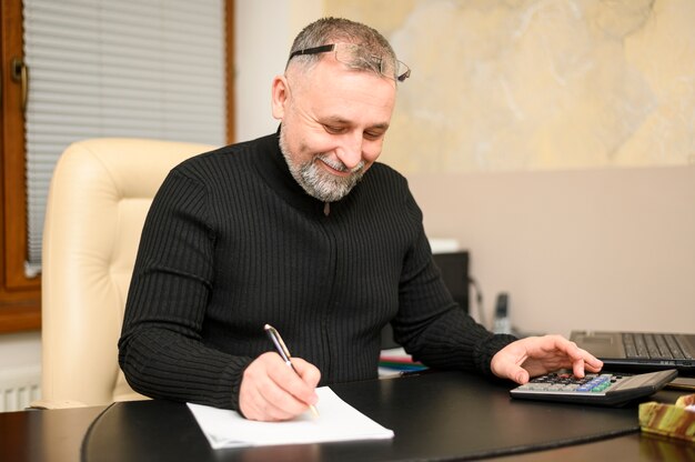 Homme mûr, travailler maison