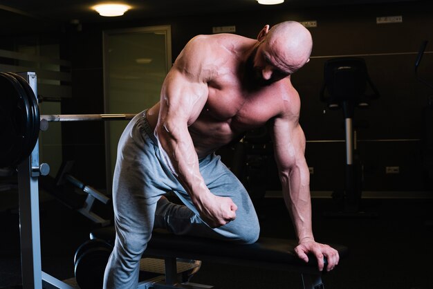 Homme musclé dans la salle de gym