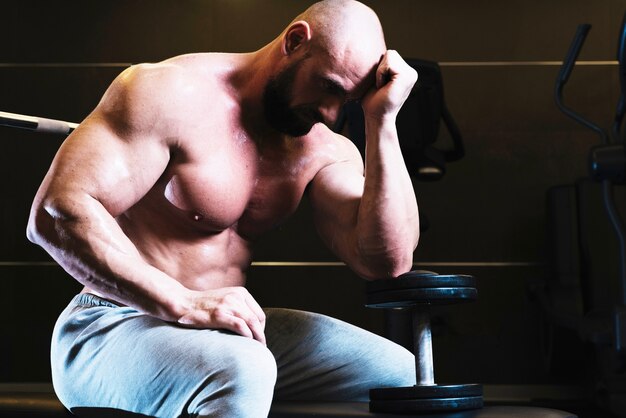 Homme musclé fatigué