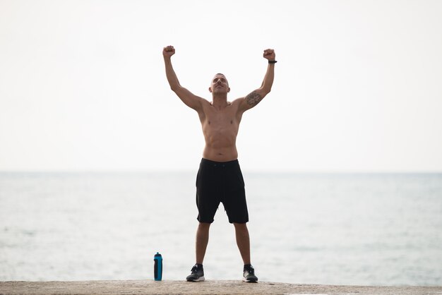 Un homme musclé fort qui montre son pouvoir