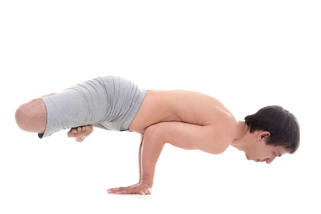 homme musclé en posture de yoga